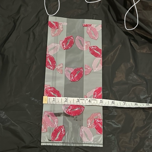 NWT, LIP MOTIF CELLOPHANE BAGS & ROLL - Picture 9 of 11